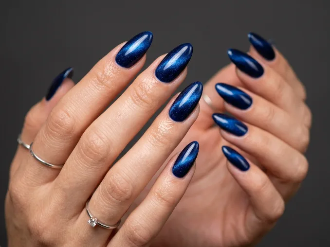 Navy blue nails with glowing magnetic shimmer