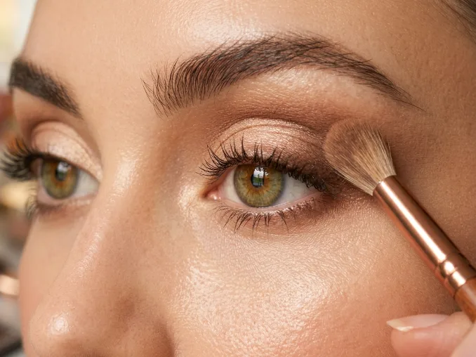 Neutral eyeshadow for a Thanksgiving makeup look